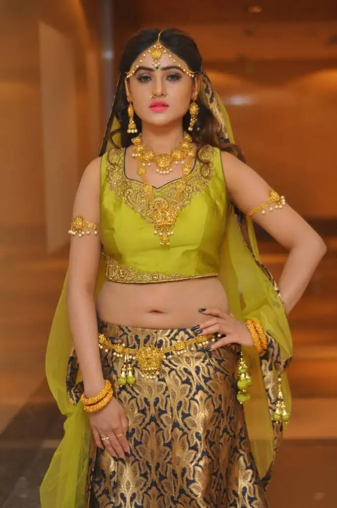 Glamorous Indian Model Sony Charishta In Green Half Saree